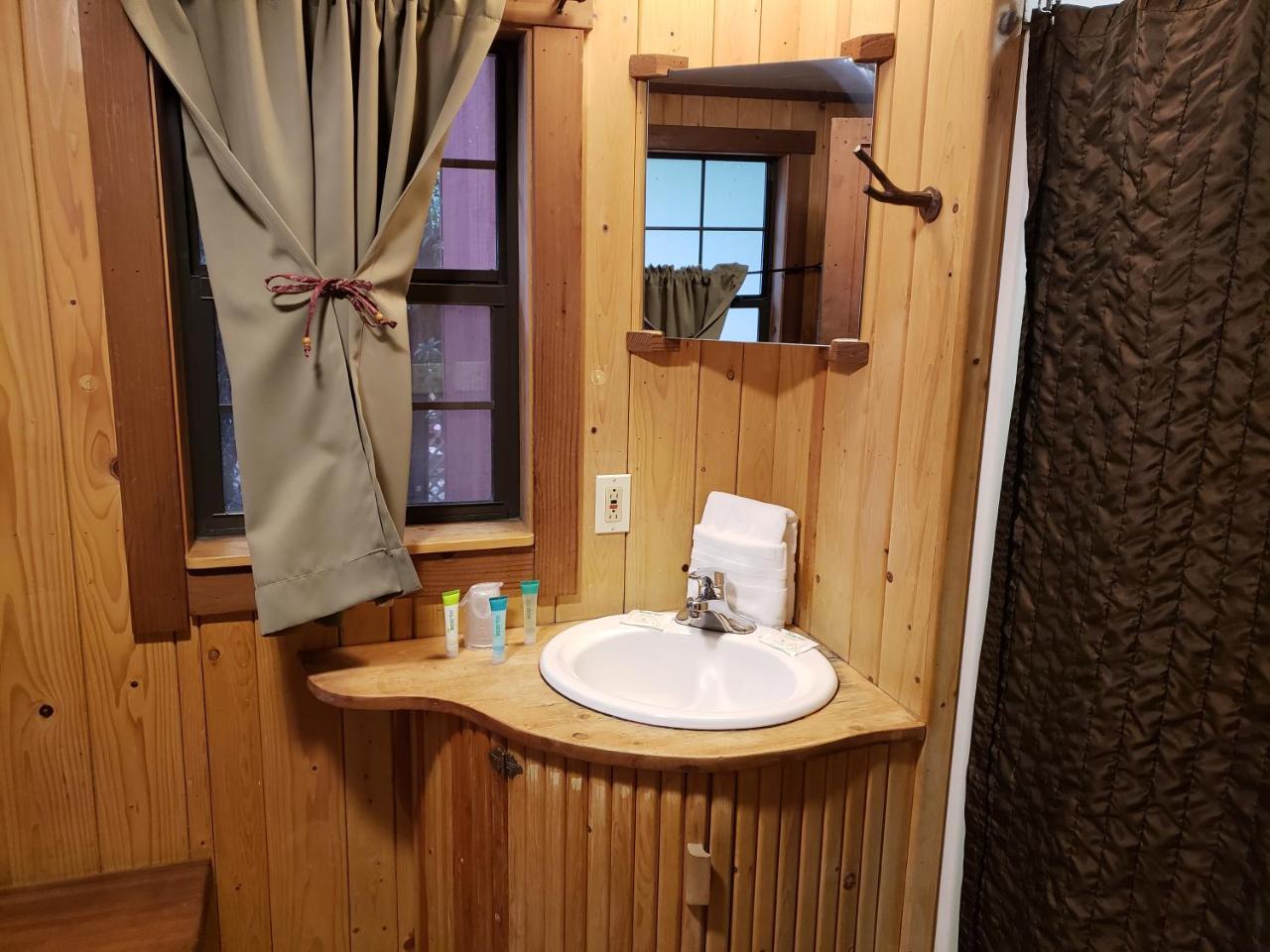 Riverside Campground & Cabins Big Sur Room photo